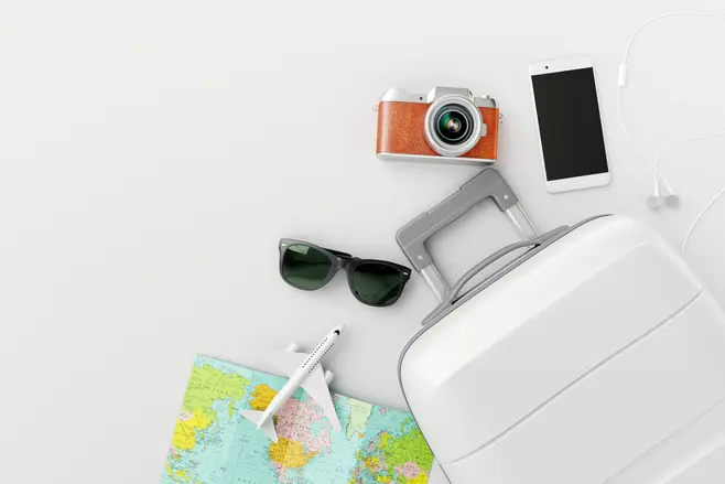 Walizka, mapa, okulary przeciwsłoneczne, telefon i aparat fotograficzny