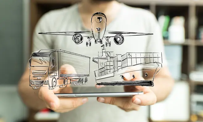 Mężczyzna trzymający tablet, nad którym unoszą się rysunki przedstawiające trzy środki transportu: samolot, ciężarówkę oraz statek kontenerowy.